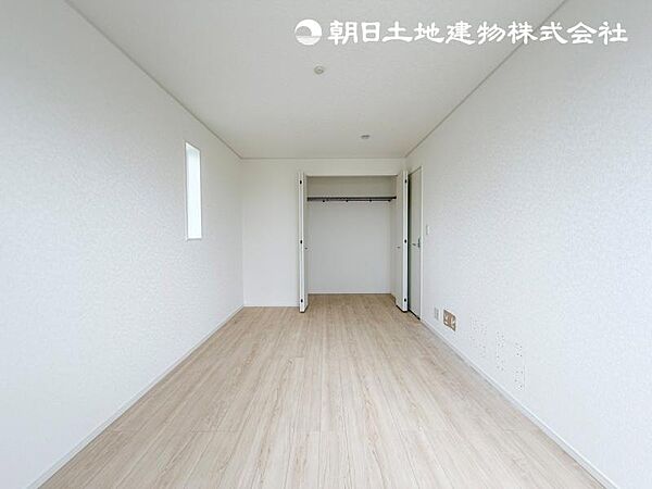 【洋室】主寝室は広々していてゆったり過ごせる安らげる空間！目覚めて直ぐに気持ちいい光が差し込みます。