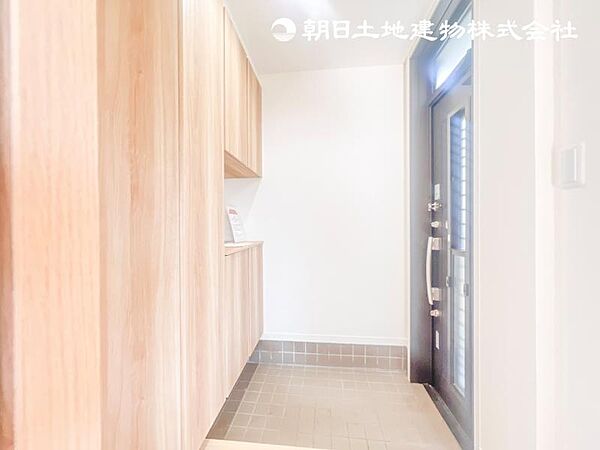 【玄関】毎日通る場所なので、清潔で快適な場所にしたいですね！玄関ホールは、シンプルかつ清潔感のデザイン