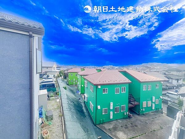 【バルコニー】太陽の光と爽やかな風を受けられるバルコニーです。太陽の匂いを感じられそうです！