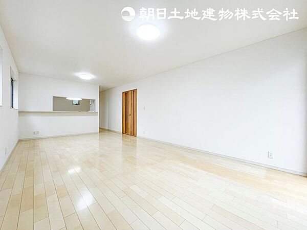 【リビング】広いリビングは家事動線がしっかり考えられています。たっぷりの光が差し込む気持ちのいいLDK