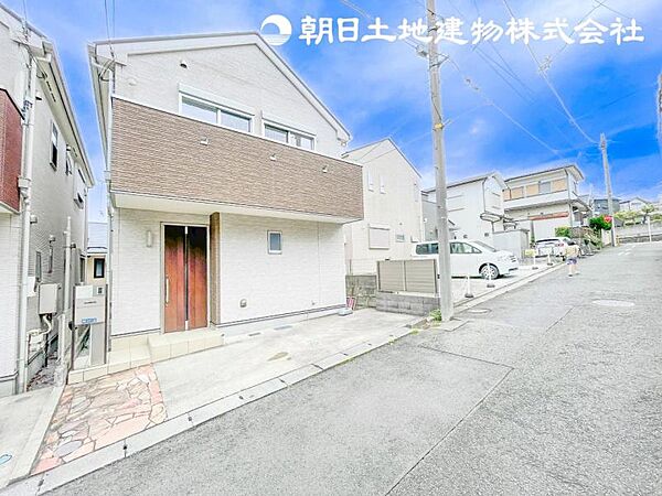 【外観】閑静な車通りの少ない道路。小さなお子様にも安心ですね！しっかり舗装もされていて駐車も楽々！