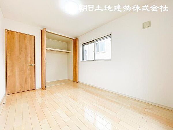 【洋室】気になる匂いや有害物質も低減するエコカラットを採用。空気を美しく整えるインテリア壁材を使用！