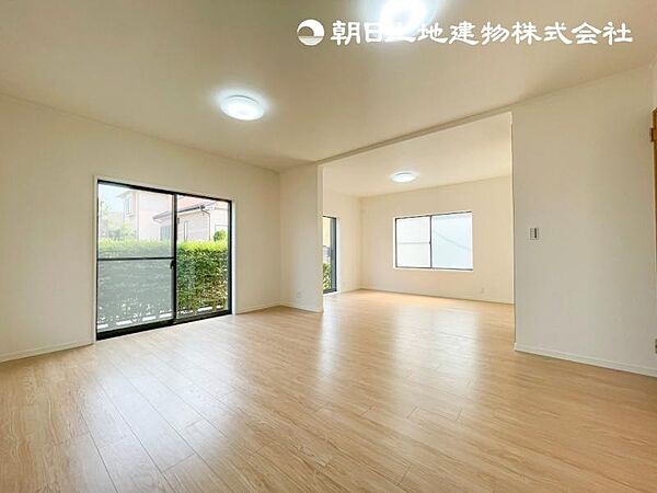 【リビング】ダイニングテーブルやソファーの家具も配置できます