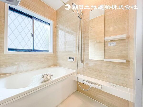 【浴室】ゆったりと寛げる広々バスで足を伸ばしてリラックス。