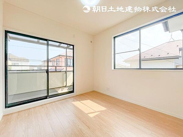 【洋室】光が取り込みやすい2面採光の居室。日当たり良好です。