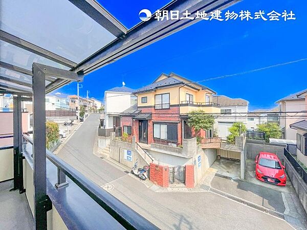 【バルコニー】太陽の光と爽やかな風を受けられるバルコニーです