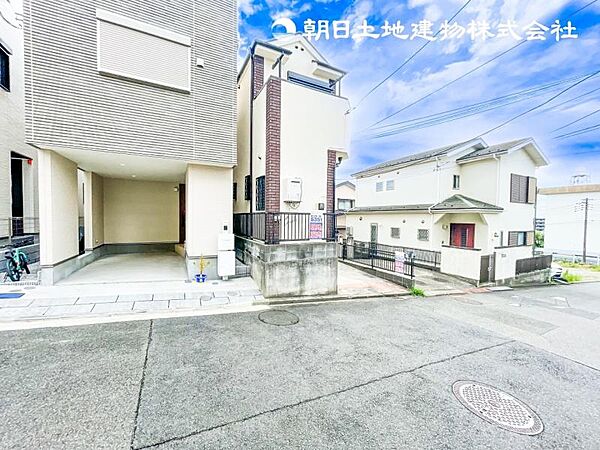 【外観】道路面との高低差もなく落ち着いて車庫入れ可能です！！
