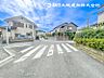 外観：【外観】道路面との高低差もなく落ち着いて車庫入れ可能です！！前面道路の幅員もしっかりあります。