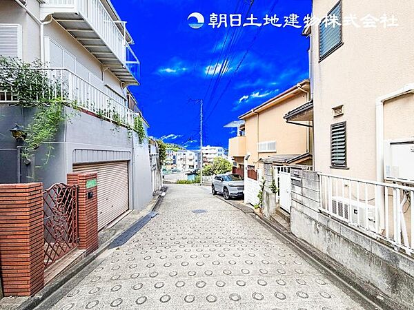 【外観】道路面との高低差もなく落ち着いて車庫入れ可能です！！