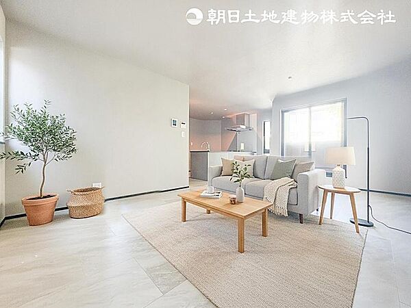 【リビング】ダイニングテーブルやソファーの家具も配置できます。ゆったりとした広さの空間