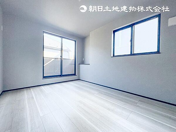 【洋室】柔らかい陽光が差し込む明るいお部屋を演出する設計！！彩光の取れる窓が気持ちの良いお部屋です！