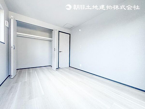 【洋室】光が取り込みやすい2面採光の居室。日当たり良好です。しっかりした大きさのクローゼットを完備！