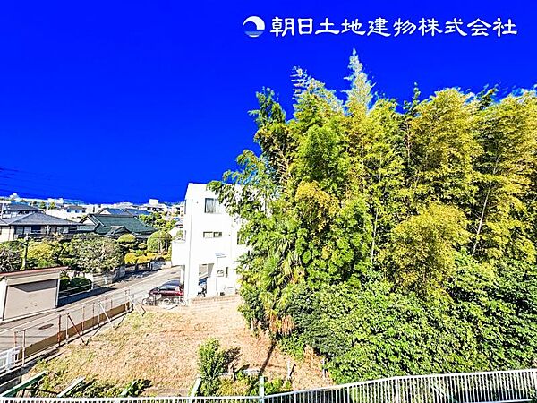 【バルコニー】太陽の光と爽やかな風を受けられるバルコニーです。太陽の匂いを感じられそうです！