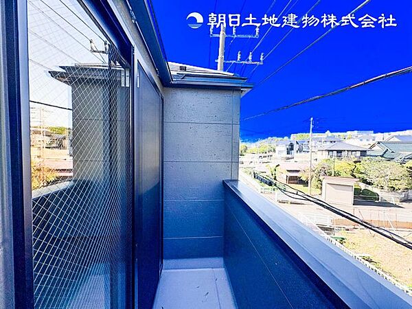 【バルコニー】ワイドスパンのバルコニー！奥行きがあるタイプ！洗濯物が沢山干せて陽はいっぱいあたります