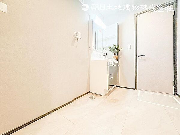 【洗面台】小物もしっかりしまえる収納付き。毎日、便利にご使用いただける 洗面です。