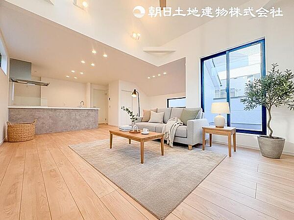 【リビング】ダイニングテーブルやソファーの家具も配置できます。ゆったりとした広さの空間