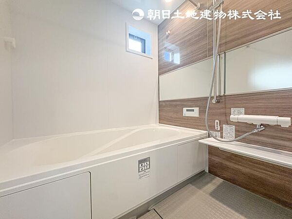 【浴室】ゆったりと寛げる広々バスで足を伸ばしてリラックス。 ユニットバスは設備も充実です。