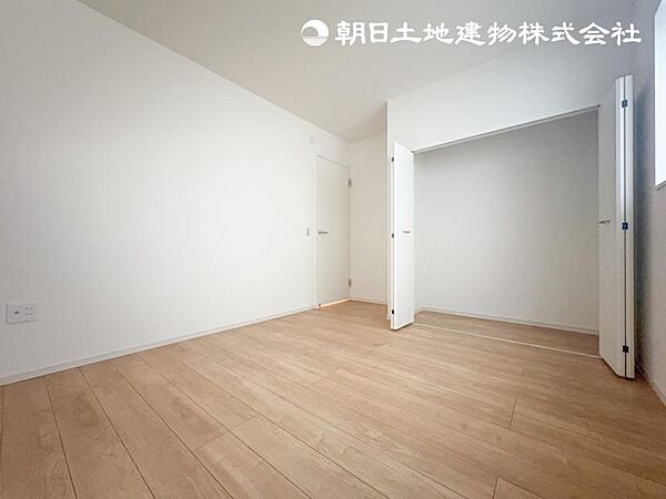 【洋室】光が取り込みやすい2面採光の居室。日当たり良好です。しっかりした大きさのクローゼットを完備！