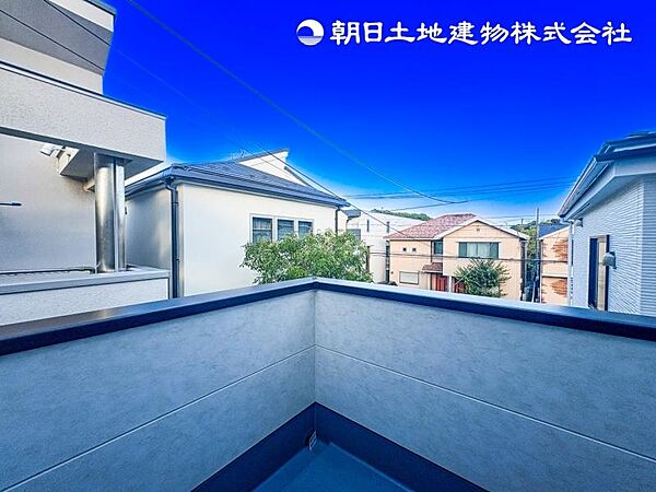 【バルコニー】ワイドスパンのバルコニー！奥行きがあるタイプ！洗濯物が沢山干せて陽はいっぱいあたります