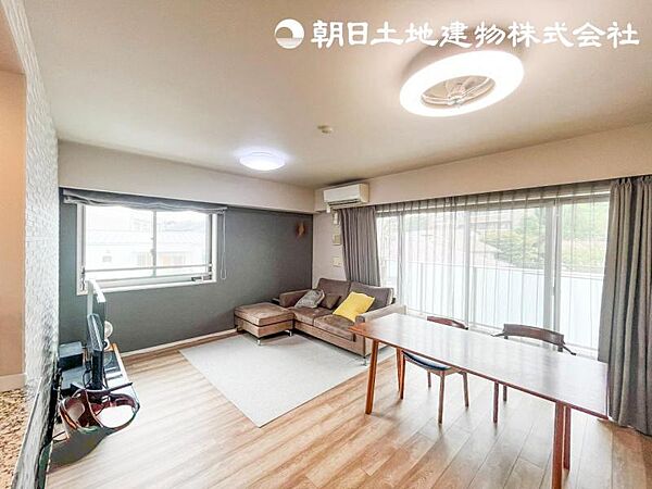 約16.9帖のゆとりあるLDK。家族が自然と集まる、明るく開放的な住空間です。