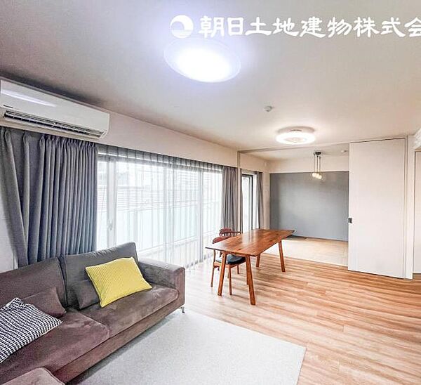 家具を配置してもゆとりを感じられる広さ。落ち着きのある上質なリビング空間です。