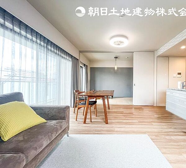 ダイニングとリビングをバランス良く配置でき、家族それぞれが心地よく過ごせます。