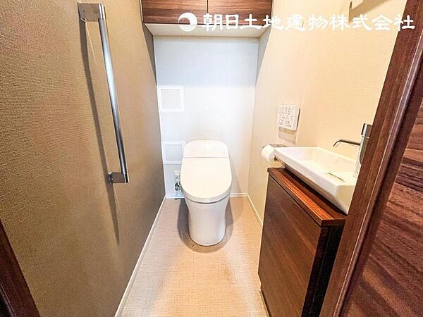 清潔感のあるすっきりとしたトイレ空間。毎日気持ち良くお使いいただけます。