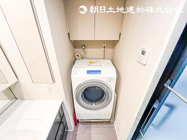 ゆとりを感じられる脱衣スペース。洗濯機置場もあり、家事動線にも配慮されています。