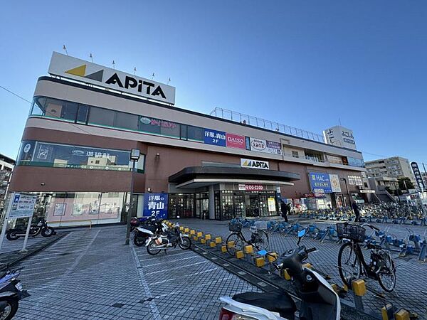 アピタ 戸塚店　約140ｍ　ご家族連れで。お買い物もお食事もご家族で一緒に楽しめます。