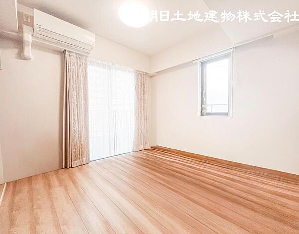 約6.6帖のゆとりある洋室。主寝室としても使いやすい落ち着いた空間です。