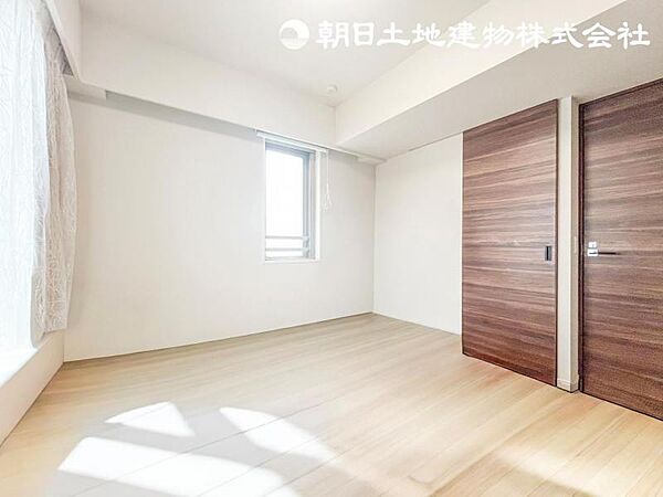 ウォークインクローゼットを備え、収納力にも配慮された使い勝手の良い居室です。