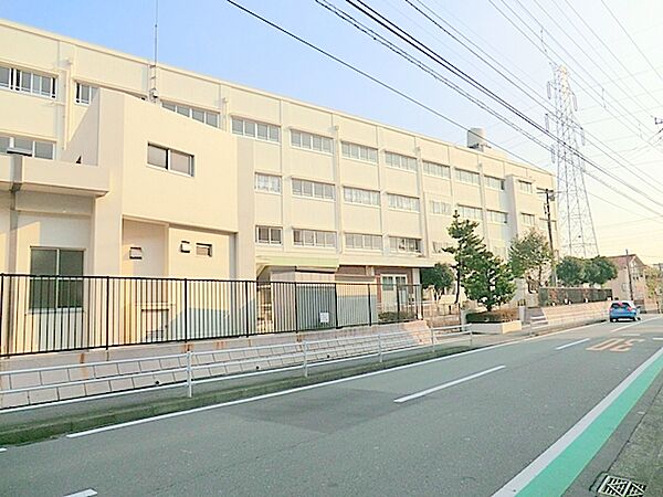 横浜市立川上小学校　約240ｍ　明治25年からある小学校です