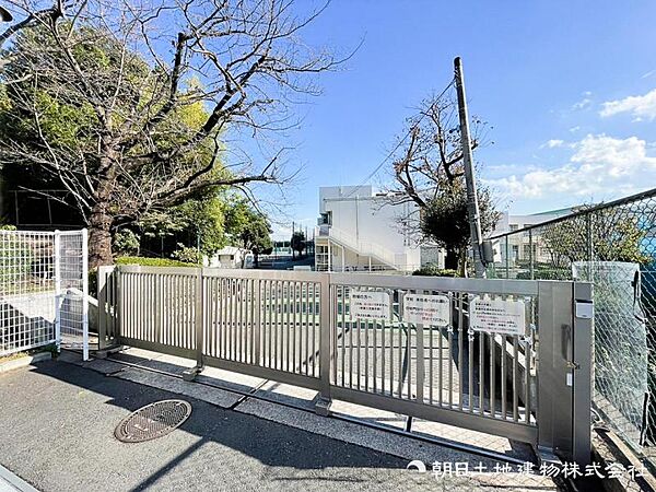 横浜市立秋葉中学校　約750ｍ　児童数も多い小学校です