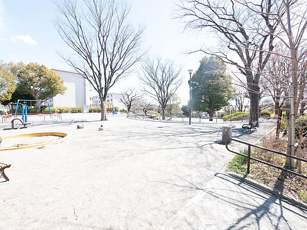 前田町公園　約80ｍ　緑豊かな自然の中でのびのびできる公園です