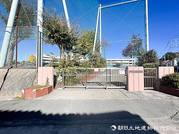 横浜市立南戸塚中学校　約800ｍ　街灯がたくさん設置されているため夜に帰宅される際も安心です。
