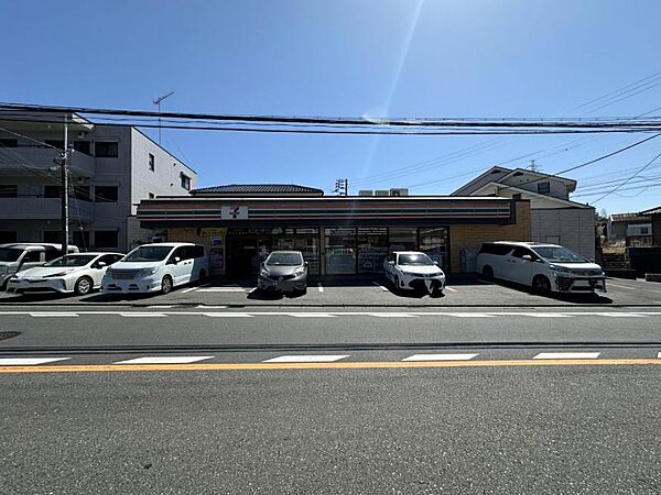 セブン-イレブン 南戸塚店　約800ｍ　6時00分～0時00分まで営業しているコンビニ