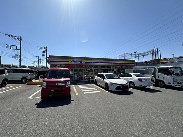 ミニストップ横浜戸塚下郷店　約450ｍ　24時間営業のコンビニ
