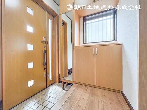 【玄関】明るく広い玄関には収納力に優れたシューズボックス。