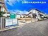 外観：【外観】道路面との高低差もなく落ち着いて車庫入れ可能です！！前面道路の幅員もしっかりあります。