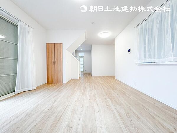 【リビング】ダイニングテーブルやソファーの家具も配置できます。ゆったりとした広さの空間