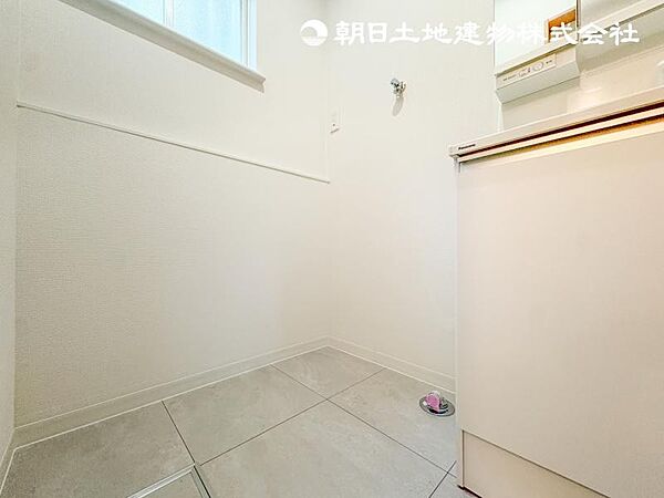 【洗面・脱衣所】3面鏡、シャワーヘッド、収納など充実の設備。動きやすい広さがあり使い勝手が良好です。