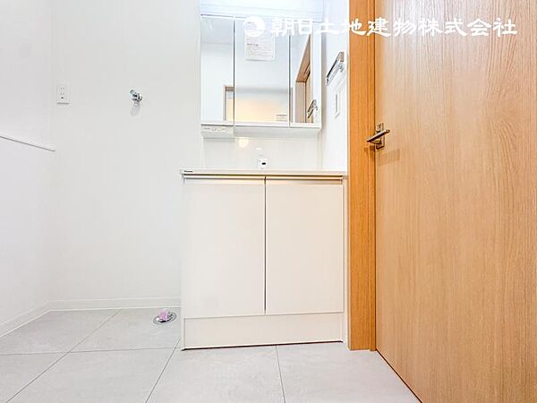 【洗面・脱衣所】ストレスフリーな広いランドリースペース。　　大きな洗濯機乾燥機もしっかりとおけます。