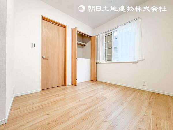 【洋室】大きな窓からたっぷりと陽光が注がれる明るい空間です。家族の成長に対応できる永住仕様の間取り！