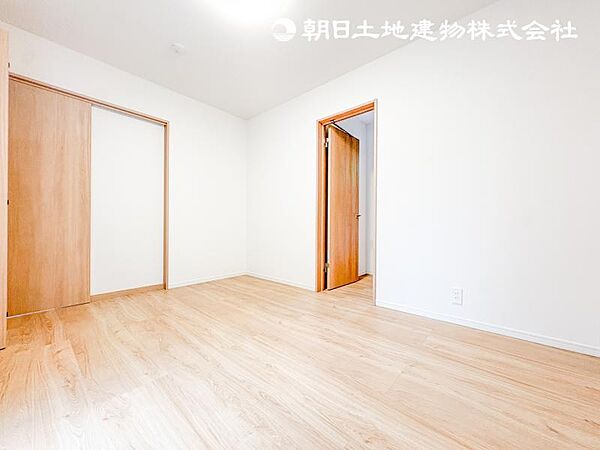 【洋室】光が取り込みやすい2面採光の居室。日当たり良好です。しっかりした大きさのクローゼットを完備！