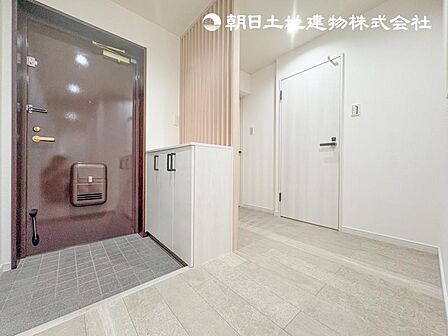 【玄関】明るく広い玄関には収納力に優れたシューズボックス。