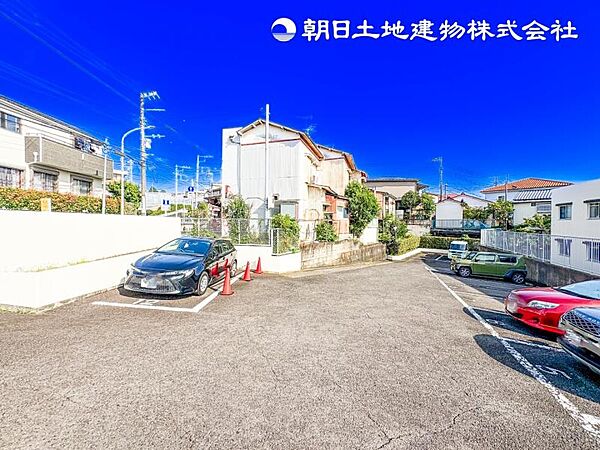 【現地】売地の現況です。敷地の奥行きが分かる角度です。