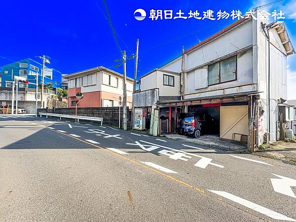 【現地】売地の現況です。北東側 幅員5.60ｍの公道に接道しています。