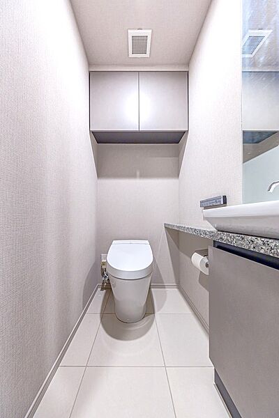 手洗い付きのトイレのため、ドアノブを清潔に保つことができます。
