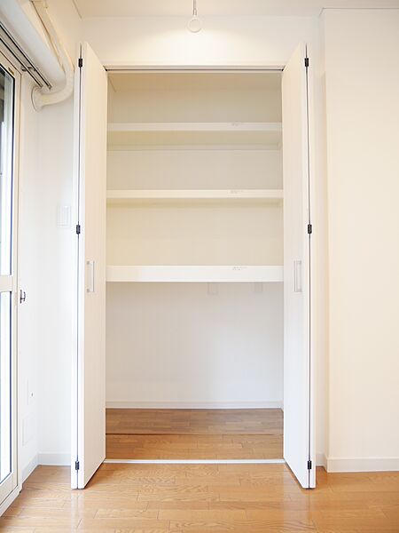 収納内部は仕切りが充実しており、荷物をすっきりと整理整頓できます。