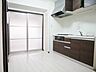 キッチン：キッチン／3口コンロ・グリル付、収納スペースも充実で使いやすいキッチンです。